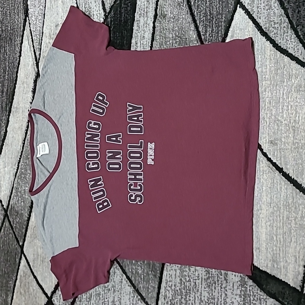 VS PINK 2015 CAMPUS FIT BUN GOING UP ON SCHOOL DAY BURGUNDY TEE-SHIRT
